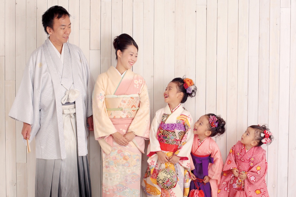 Молодые мамы япония. Сити-го-Сан Япония. Праздник Сити го Сан в Японии. Япония семья в кимоно. Традиционная японская семья.